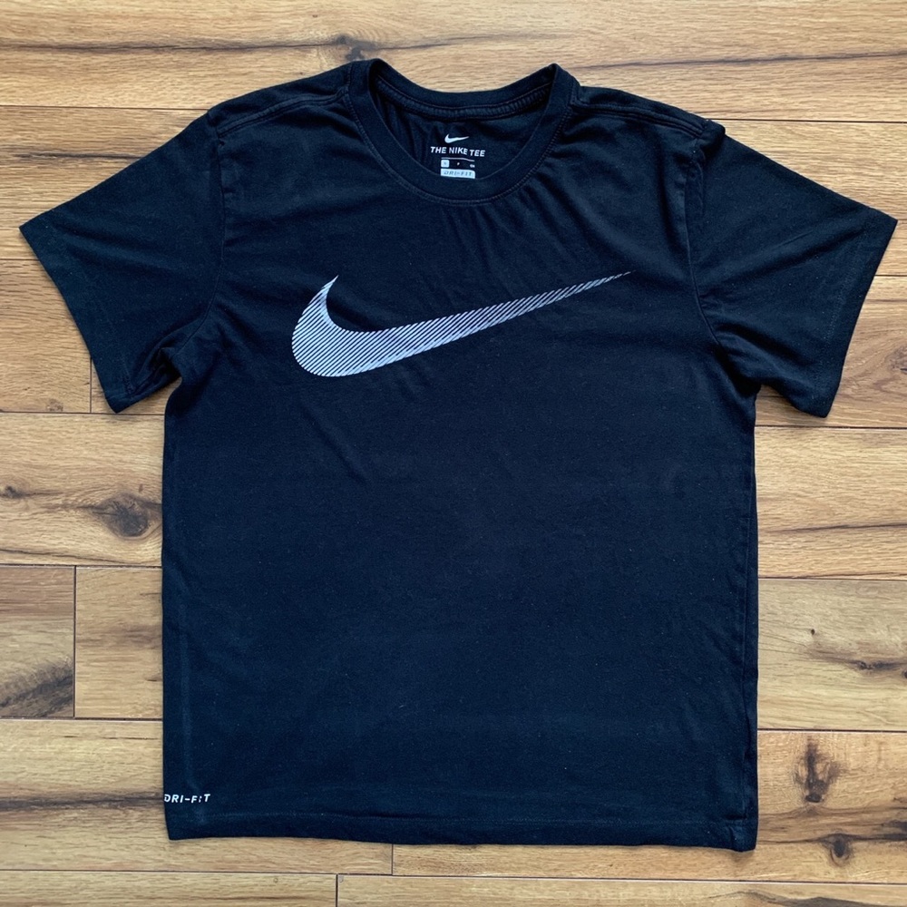 🏁 Nike t shirt

#nike
#black
#tshirts
#drifit
#graphictee